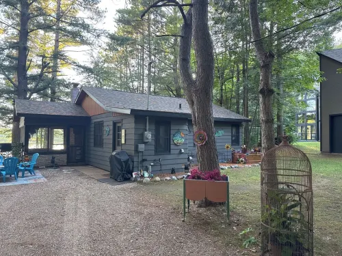 Cabin on lake . Pet friendly