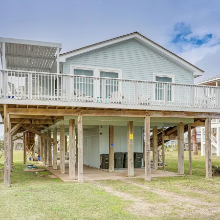 Steps to Galveston Beach: Dog-Friendly Gem w/ Yard