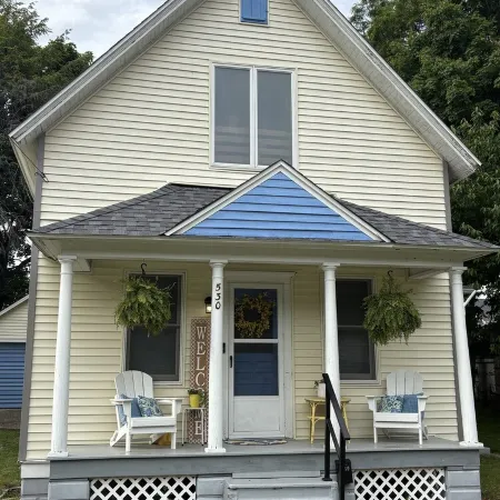 Sullivan Summer House - walk to downtown + beach