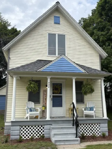 Sullivan Summer House - walk to downtown + beach