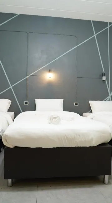 ห้องพักสำหรับสามท่านพร้อมห้องน้ำที่ใช้ร่วมกัน