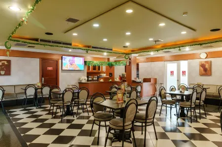 RedDoorz Plus Near Dunia Fantasi Ancol