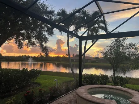 Newly Remodeled Gated Resort Community Home Minutes to Beaches & 5th In Naples