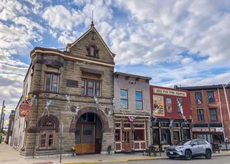 Recently remodeled Colonial-style home with room for the whole family! Отели рядом с достопримечательностью «Two Sisters Books & More»