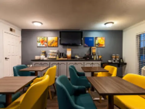 Quality Inn & Suites Tulare Hotels in Tulare