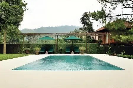 Sandalwood Boutique Hotel Отели рядом с достопримечательностью «Zoomanji Bandung»