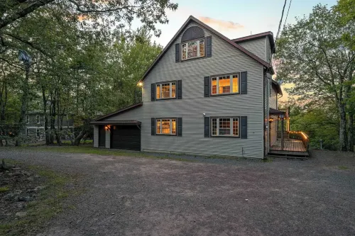 Sky View Chalet by AvantStay Stunning Interior Spacious Deck Hot Tub View