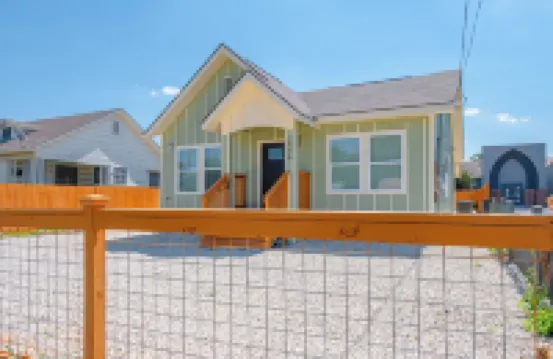 靠近阿拉莫和河濱步道的寬敞五卧三衛避風港！