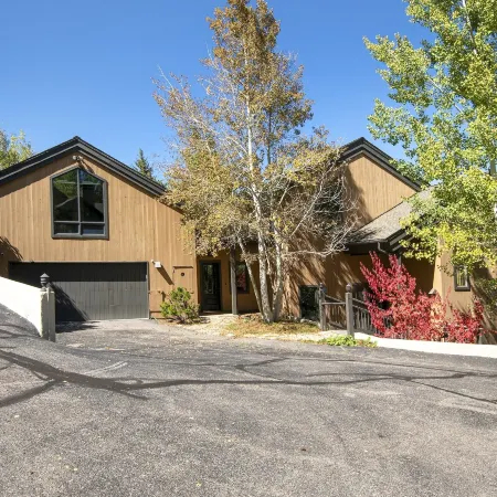 814 Eagle Dr. 4 Bedroom Home by RedAwning