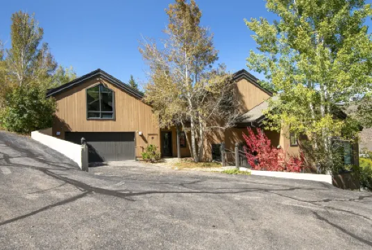 814 Eagle Dr. 4 Bedroom Home by RedAwning