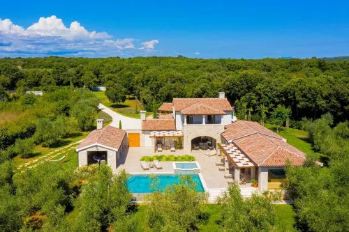 Villa Ginetto - 8 Persons, 4 Bedrooms, Private Pool, BBQ Hotels in Opcina Liznjan