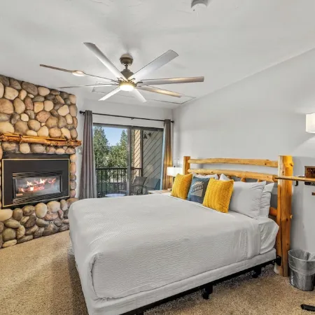 Spacious 3B/3B Condo. Luxury Amenities. ShuffleBoard. HotTubs. 1st FLR. Location