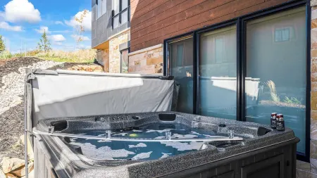 Mins to Deer Valley Lift Hot Tub Game Room Views 5Bdr Orion by AvantStay