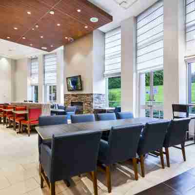 Holiday Inn Express & Suites LANGLEY by IHG Dining/Meeting Rooms