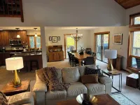 Spacious 5-bedroom house in a mountain hollow in Wintergreen Resort.