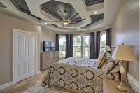 Luxe Cape Coral Escape w/ Boat Dock + Cabana! - Parkplatz