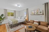 The Drift House- Spacious Boho Family Retreat- 4 Bds, 2 Baths, 6 TVs, Movie Room Hotels in Clinton Township