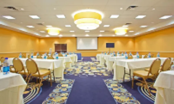 Grand Royal Hotel O'Hare - Chicago Hotels in Elk Grove Village