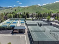 Cozy Family Sized Condo- Access to Hot Tub and Sauna- Minutes Away from Skiing