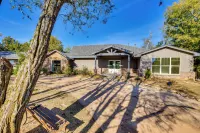 Lakefront Getaway w/ Hot Tub & Yard in OKC! - Apartment