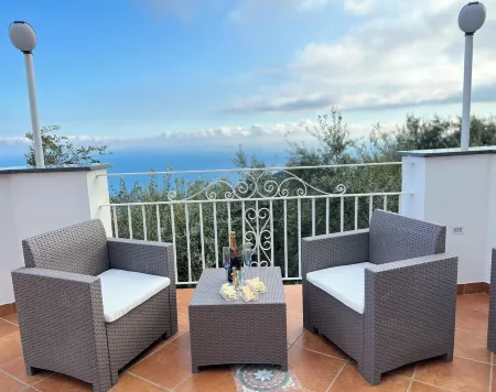 Infinity Experience Lovely house with sea view terrace Отели в г. Scala