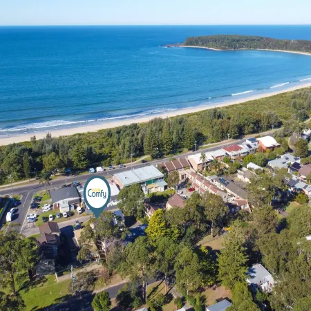 'Broulee Break' -2-Bed Beach House with Games Room Отели в г. Броли