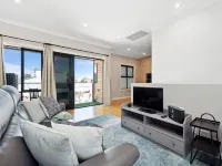 Bright 2-Bed Townhouse with Balcony & Garage