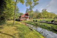 Willow Brook Getaway: Hot Tub, Deck in Mifflinburg - 3-Star