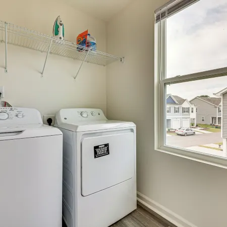 Screened Patio: Townhome 3 Mi to Dtwn Wilson!