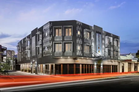 Attika Hotel Отели рядом с достопримечательностью «Нортбридж»