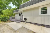 Private Deck & Yard: Home 3 Mi to Dtwn Sanford! - Homestays