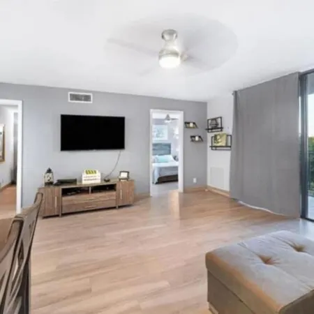 Elegant Condo in Coral Beach on the Beach