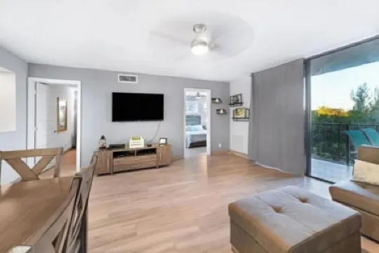 Elegant Condo in Coral Beach on the Beach