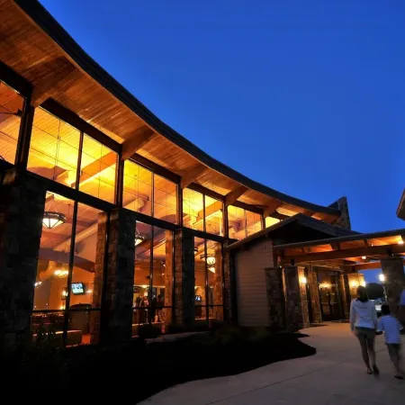 Wilderness at the Smokies – River Lodge Suites Отели в г. Севьервилл