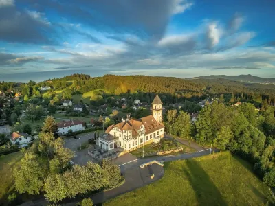 佩特任飯店 Park u autobusového nádraží附近的飯店