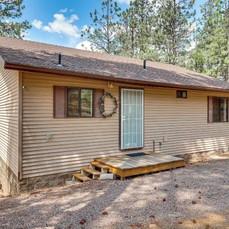 Peaceful Nutrioso Cabin Retreat w/ Mountain Views!