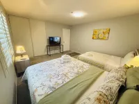 5 bds large house,Near Airport Ontario Mills,free parking,pets friendly. Hotels in Fontana