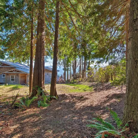 Puget Sound Escape Private Beach and Oversized Deck