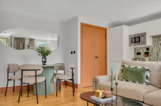 Two Bedroom Apartment in Limehouse Hotels in London