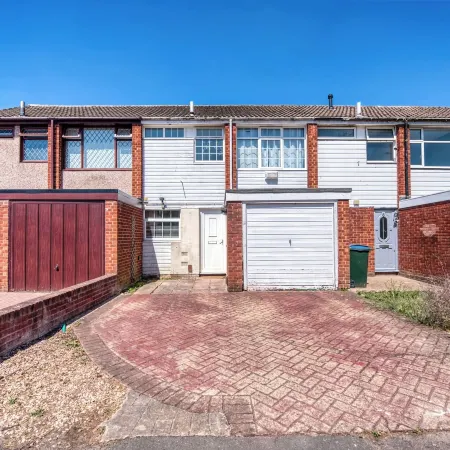 Cozy 3 bedroom house with free parking and near hospital