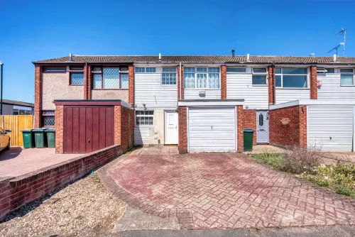 Cozy 3 bedroom house with free parking and near hospital