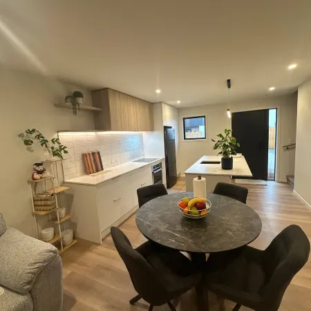 Double Bedroom in Newly Built Townhouse Отели в г. Аппер Хатт