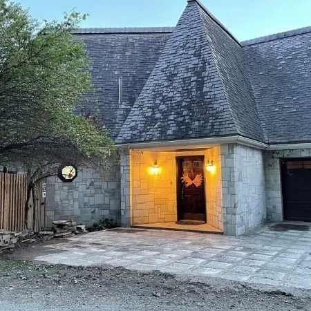 Spacious 5-bedroom country marble chateau in charming Fair Haven Отели в г. Каслтон