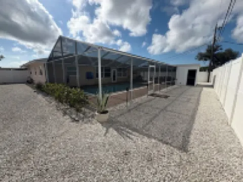 Contemporary Remodeled, minutes from beach!