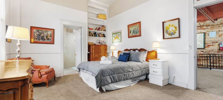 Historic Hardware Loft | 2 Blocks to Downtown Ξενοδοχεία στην πόλη Saugatuck