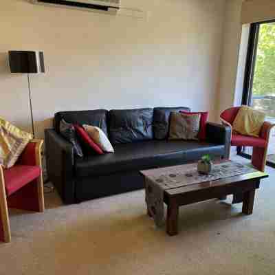 Beautiful two bedrooms apartment with free parking Rooms