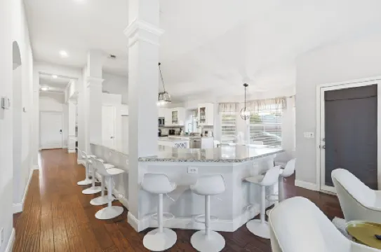 Lux Cozy 5B2B Home for Families