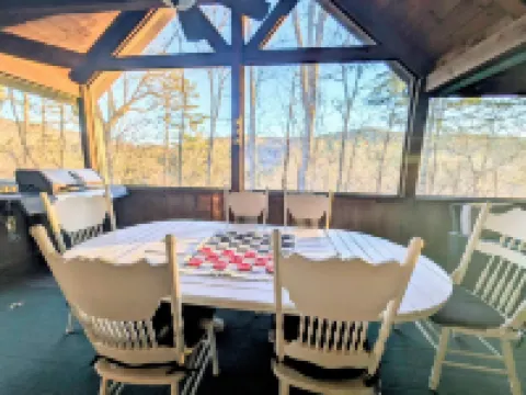 6BDRM Cabin only 10 mins to Alpine Helen/ Hot Tub/ Firepit/ Game Room/ Satellite