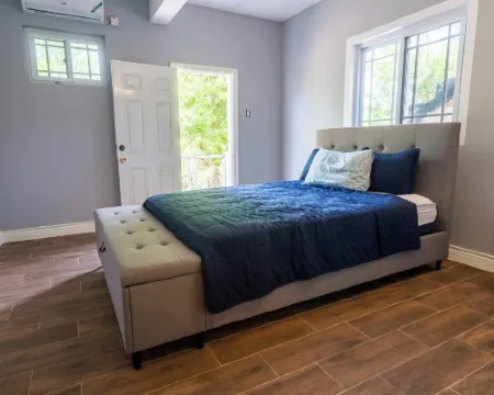 Modern Home 10minstobeach, Private Cliff, AC Wifi Hotels in West End