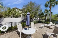 Charming Southern Townhouse W/enclosed Yard & Access to Community Pool - 4-Star